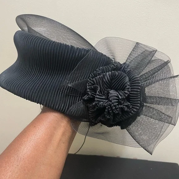 Elegant Black Women's Hat with Floral Accent - Picture 4 of 5